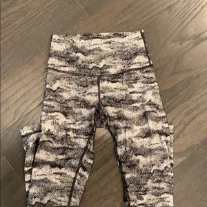 Black and white print lululemon leggings